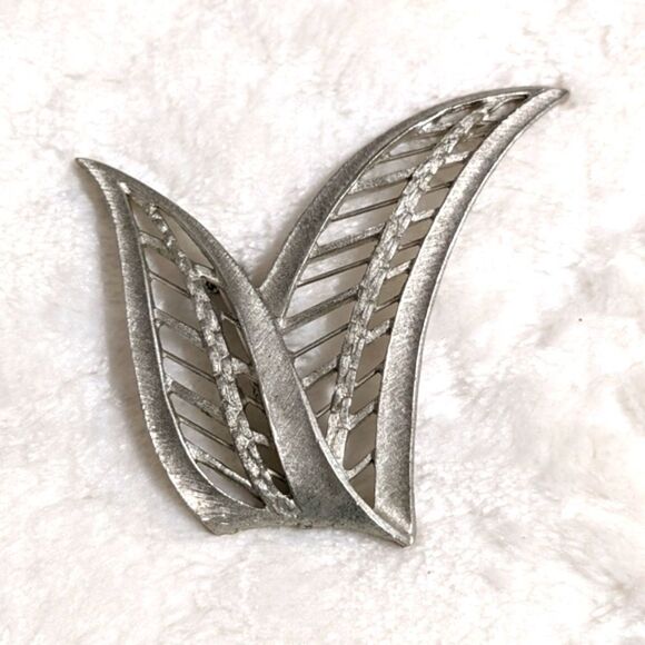 Vintage Brushed Silvertone Fern Brooche - Picture 1 of 7